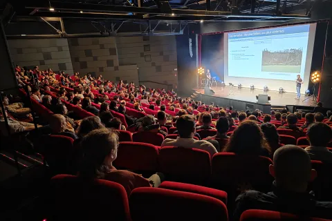 Conférence de Keraunos sur les tornades devant une salle pleine.