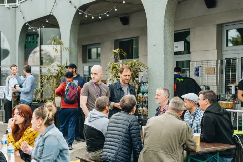 Pause en terrasse : visiteurs attablés devant le bar.