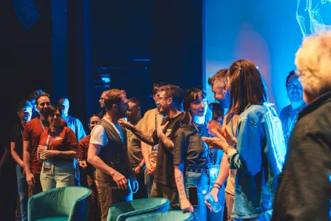 Intervenants et public réunis sur scène à la fin d’une séance.